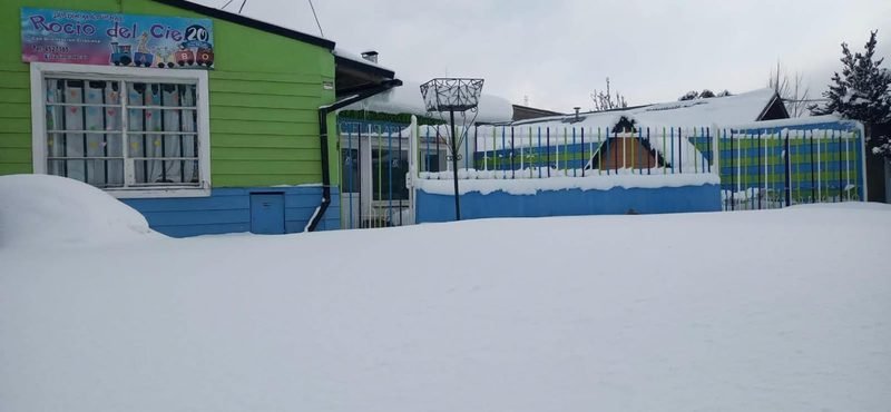 Frente del jardín Rocío del Cielo con el cartel del nombre, rodeado de nieve